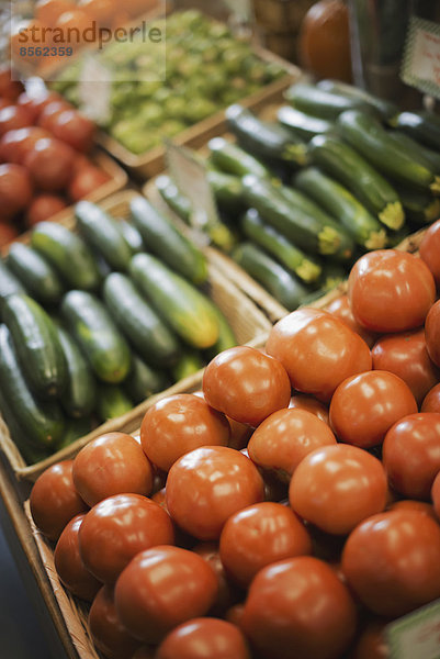 Ein landwirtschaftlicher Stand mit Bio-Gemüse. Produkte: Tomaten und Gurken.