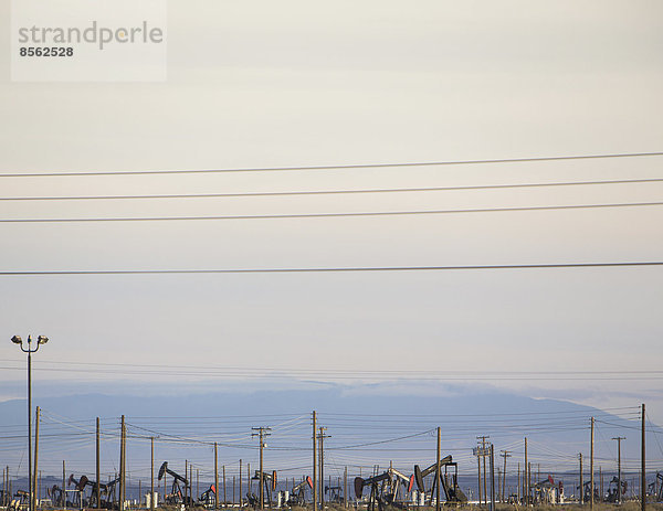 Ölplattformen und Stromleitungen in den Midway-Sunset-Ölfeldern  den größten in Kalifornien