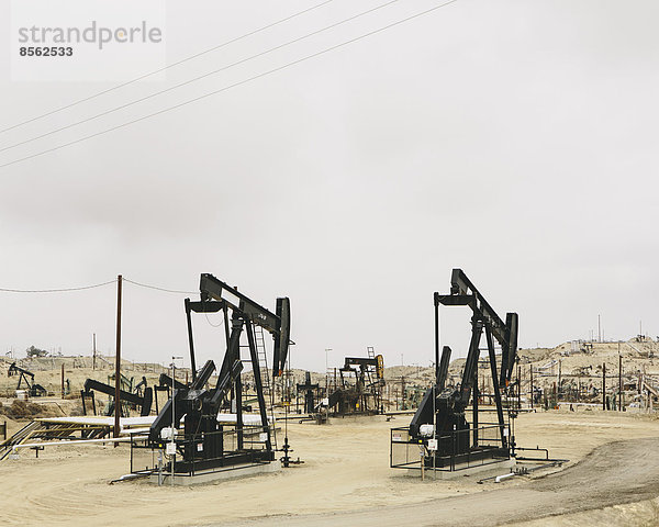Bohrinseln und Bohrlöcher in den Schieferölfeldern des Midway-Sunset  den größten in Kalifornien
