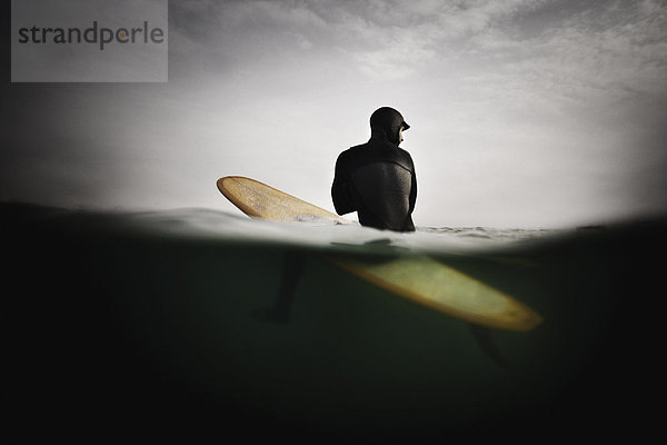 Surfer auf dem Surfbrett  Vorwegnahme der Welle