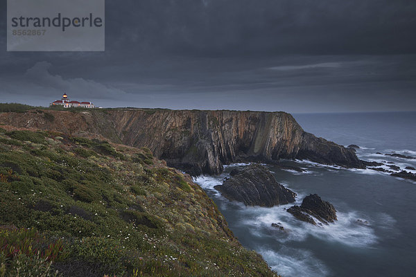 Der Leuchtturm von Cabo Sardao ist ein historisches Licht auf den Klippen entlang der Küste des Cabo Sardao in Portugal.