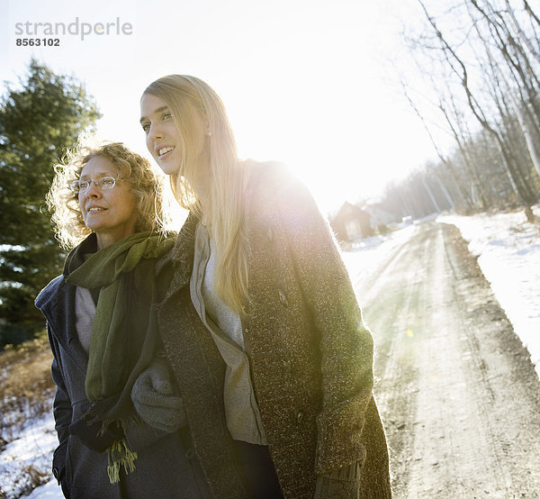 Mutter und Tochter im Freien Winter