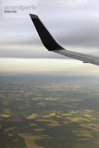 Das Winglet oder die Flügelspitze eines Flugzeugs vom Passagierfenster aus gesehen.