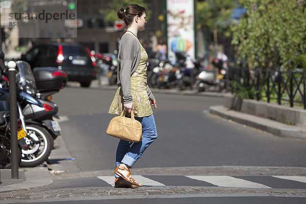 Junge Frau auf den Straßen von Paris  Frankreich