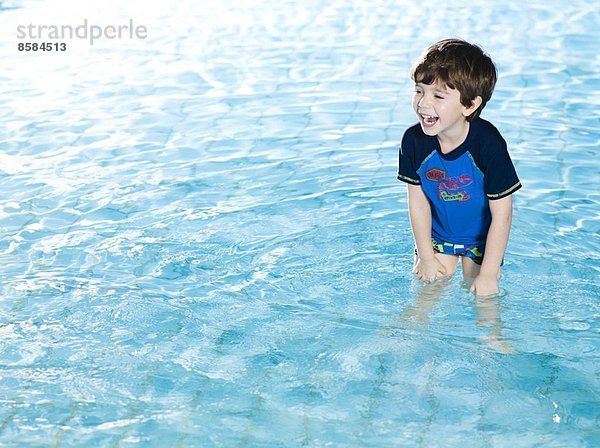 Lachender Junge im Schwimmbad