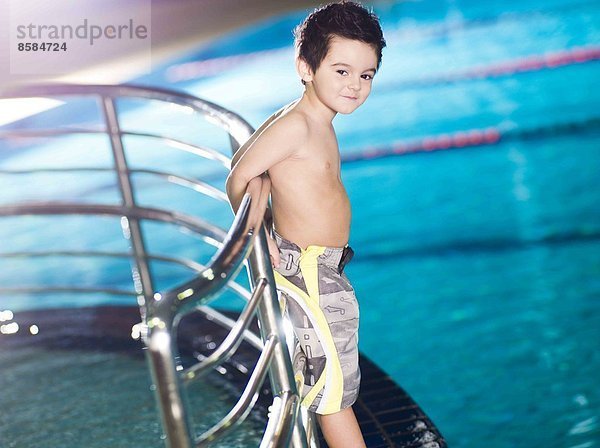 Junge posiert am Pool