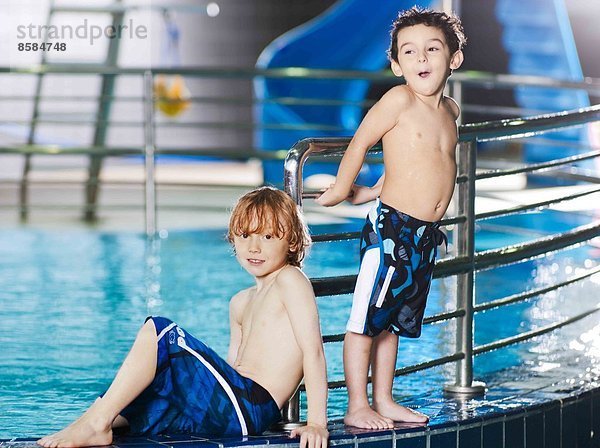Zwei Jungen posieren am Swimmingpool