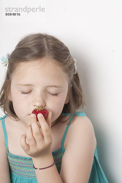 kleines Mädchen Erdbeere