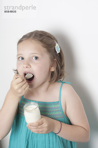 kleines Mädchen Joghurt