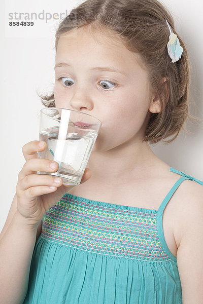 kleines Mädchen Glas Wasser