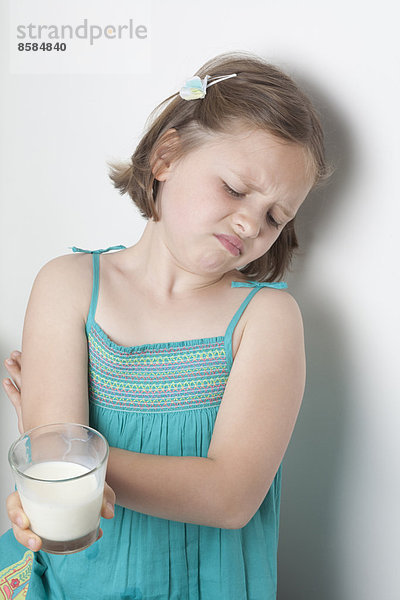 kleines Mädchen Glas Milch