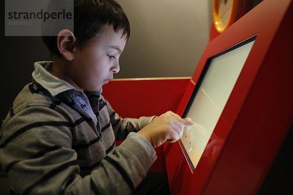 Junge malt auf einem Computerbildschirm in der Cité des Sciences  Paris  Frankreich.