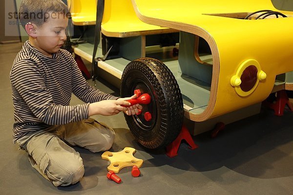 Junge mit Spaß und pädagogischen Aktivitäten in der Cité des Sciences  Paris  Frankreich.