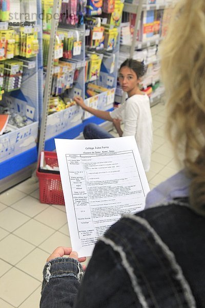 Frankreich  junges Mädchen im Supermarkt  Einkaufen für die Schule.