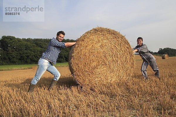 Frankreich  junges Bauernpaar  das lächelnd posiert.