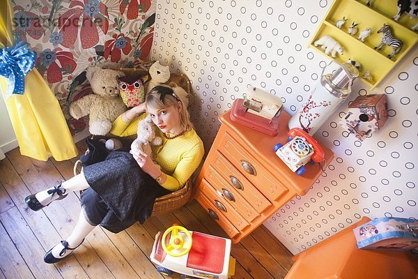 Hausfrau im Kinderzimmer  60er-Jahre-Stil