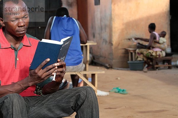 Afrikaner beim Lesen der Bibel. Lome. Togo.