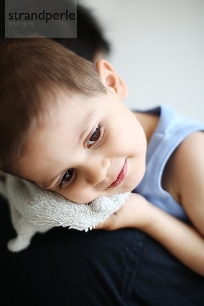 Ein kleiner Junge mit seinem Kuscheltier