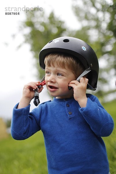 Porträt eines kleinen Jungen mit Helm