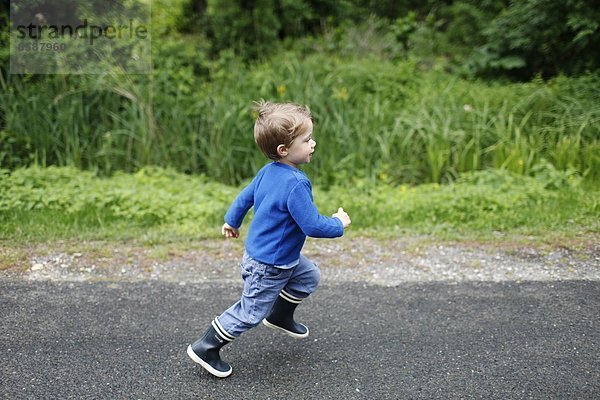 Ein kleiner Junge rennt