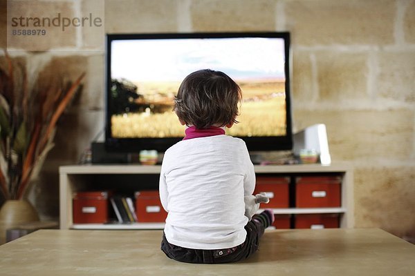 Ein kleines Mädchen vor dem Fernseher