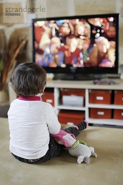 Ein kleines Mädchen vor dem Fernseher