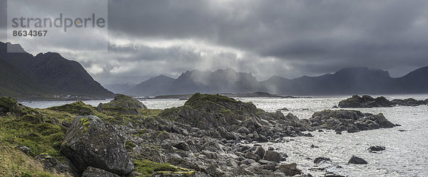 Küste bei Nyksund mit Regenwolken  Langøya  Vesteralen  Nordland  Norwegen