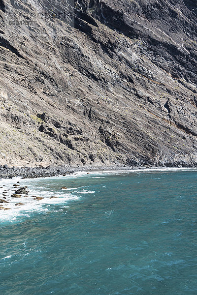 Klippen der Masca-Schlucht münden ins Meer  Schwarzer Strand  Teneriffa  Kanarische Inseln  Spanien