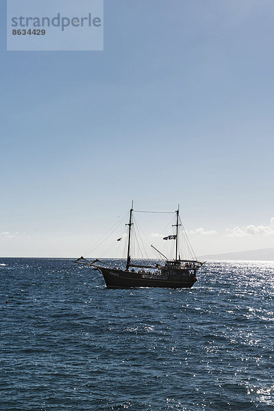 Ausflugsboot mit Piratenflagge  Teneriffa  Kanarische Inseln  Spanien