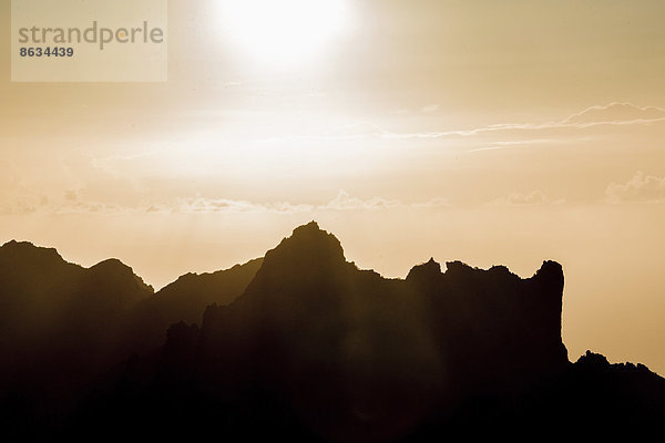 Bergsilhouette bei Sonnenuntergang  Teneriffa  Kanarische Inseln  Spanien