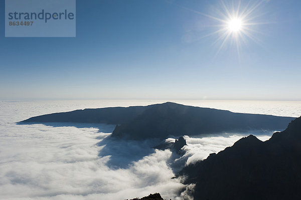 Ausblick vom Gipfel  strahlende Sonne  Berg Piton des Neiges  3069 m  über den Wolken  bei Cilaos  französisches Übersee-Département La Réunion