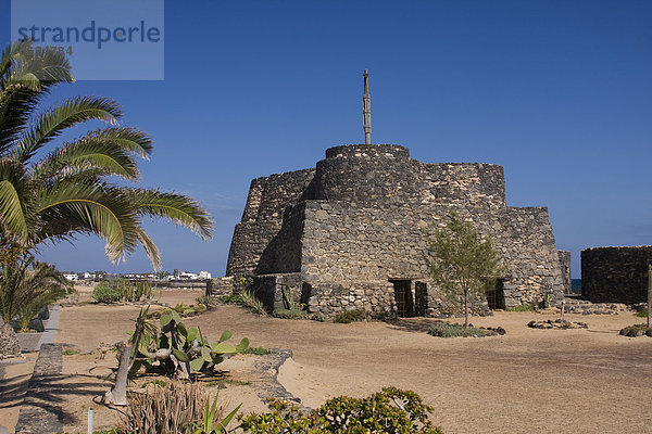 Alte Festungsanlage an der Strandpromenade von Caleta de Fustes  Fuerteventura  Kanarische Inseln  Spanien