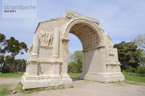 Römischer Triumphbogen  Glanum  Saint Remy-de-Provence  Bouches-du-Rhone  Provence-Alpes-Cote d'Azur  Südfrankreich  Frankreich