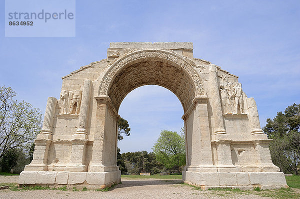 Römischer Triumphbogen  Glanum  Saint Remy-de-Provence  Bouches-du-Rhone  Provence-Alpes-Cote d'Azur  Südfrankreich  Frankreich