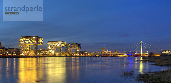 Aussicht von den Pollerwiesen über den Rhein mit Rheinauhafen und Kranhäusern  Severinsbrücke und Kölner Dom zur blauen Stunde  Köln  Nordrhein-Westfalen  Deutschland