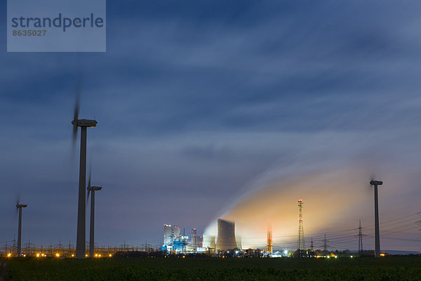 Windradpark vor Braunkohlekraftwerk Niederaußem  bei Nacht  Niederaußem  Nordrhein-Westfalen  Deutschland