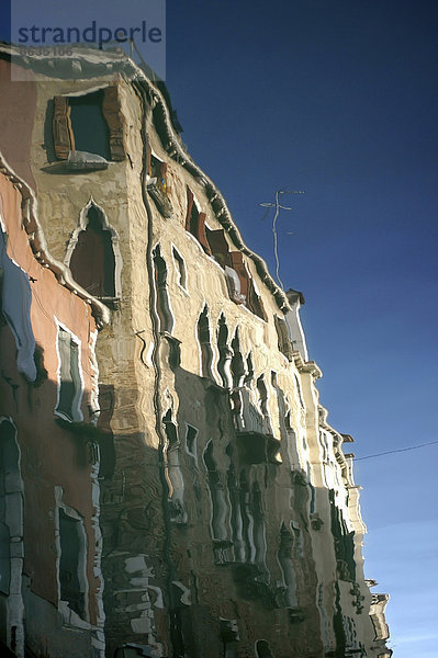 Spiegelung eines Palazzos in einem Seitenkanal in Venedig  Venetien  Italien
