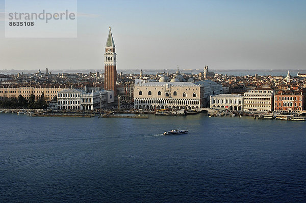 Ausblick von der Kirche San Giórgio Maggiore über den Canale della Giudecca auf den Dogenpalast  Palazzo Ducale  und den Markusturm  Venedig  Venetien  Italien