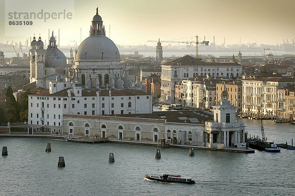 Ausblick von der Kirche San Giórgio Maggiore über den Canale della Giudecca auf die Kirche Santa Maria della Salute  Venedig  Venetien  Italien