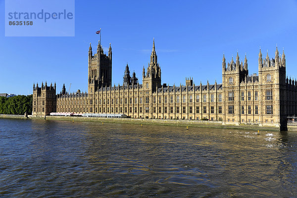 Palast von Westminster oder Houses of Parliament  mit dem Victoria Tower  an der Themse im Morgenlicht  City of London  Londoner Region  England  Großbritannien