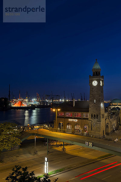 Landungsbrücken  Pegelturm am Abend  Hamburg  Deutschland