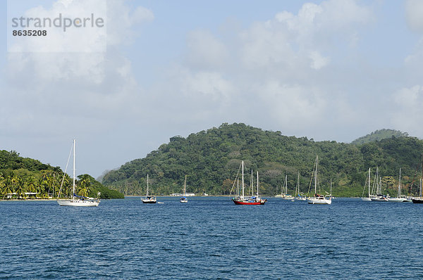 Segelboote in der Bucht der Isla Lintón  Colón  Karibik  Panama