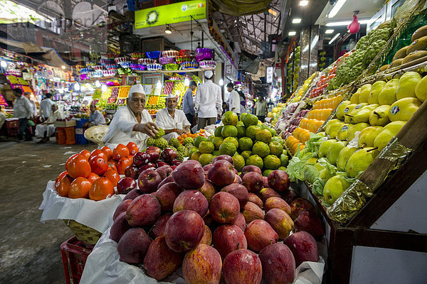 Obststand mit Äpfeln  Mangos und Orangen zum Verkauf  Crawfort Market  Mumbai  Maharashtra  Indien