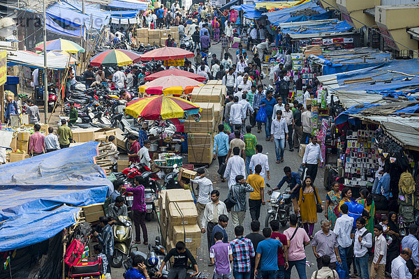 Eine überfüllte Straße mit Geschäften  Mangaldas Market  Mumbai  Maharashtra  Indien