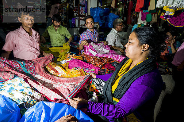 Eine Frau kauft Stoff auf dem Mangaldas Market  Mumbai  Maharashtra  Indien