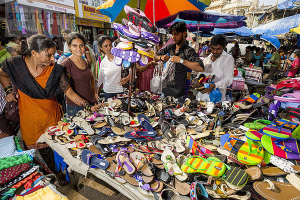 Schuhe zum Verkauf auf dem Mangaldas Market  Mumbai  Maharashtra  Indien