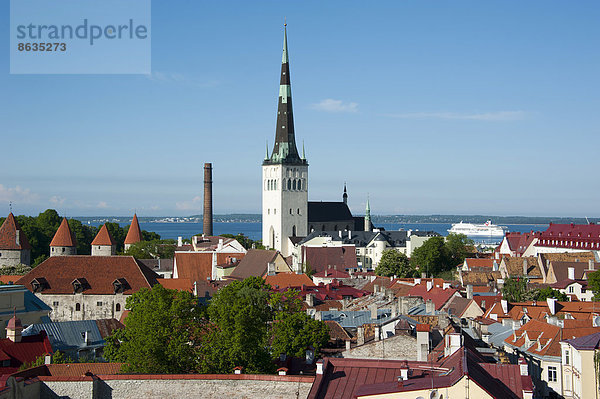 Ausblick vom Domberg auf die Unterstadt und die Olaikirche  Altstadt  Tallinn  Estland  Baltikum