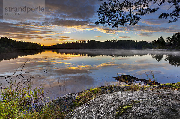 Sonnenaufgang an einem See bei Ed  Dalsland  Västra Götaland  Schweden