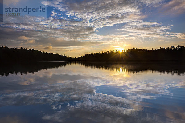 Sonnenaufgang an einem See bei Ed  Dalsland  Västra Götaland  Schweden