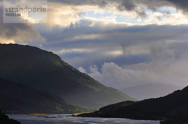 Wolkenstimmung über dem Loch Leven  Glen Coe  Ross Skye and Lochaber  Highlands  Schottland  Großbritannien